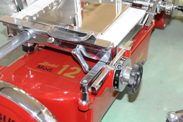 Berkel Model 12 Abbildung Knopf ur Sperre der Schnittguthalterung